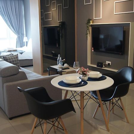 Twin Galaxy Suites By Iconic Bliss Джохор Бахру Екстериор снимка