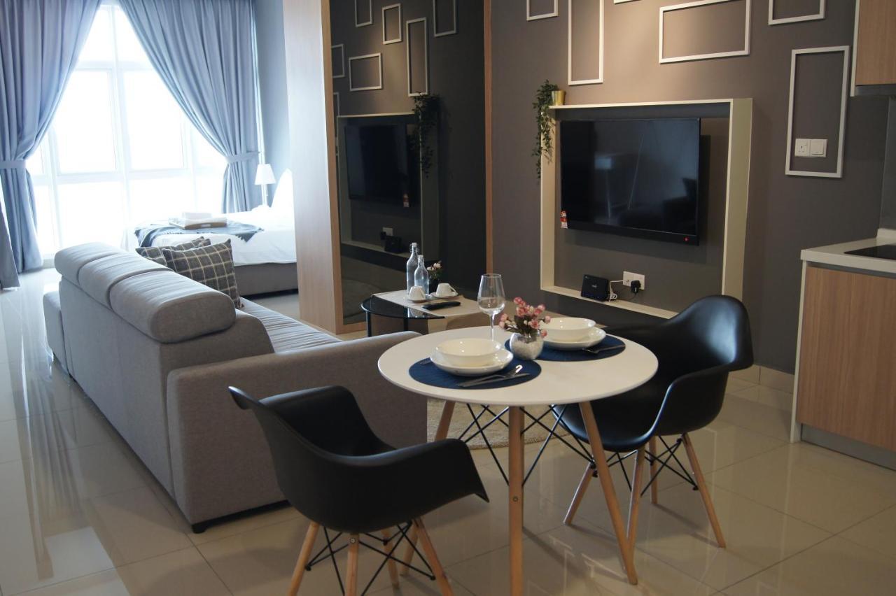 Twin Galaxy Suites By Iconic Bliss Джохор Бахру Екстериор снимка