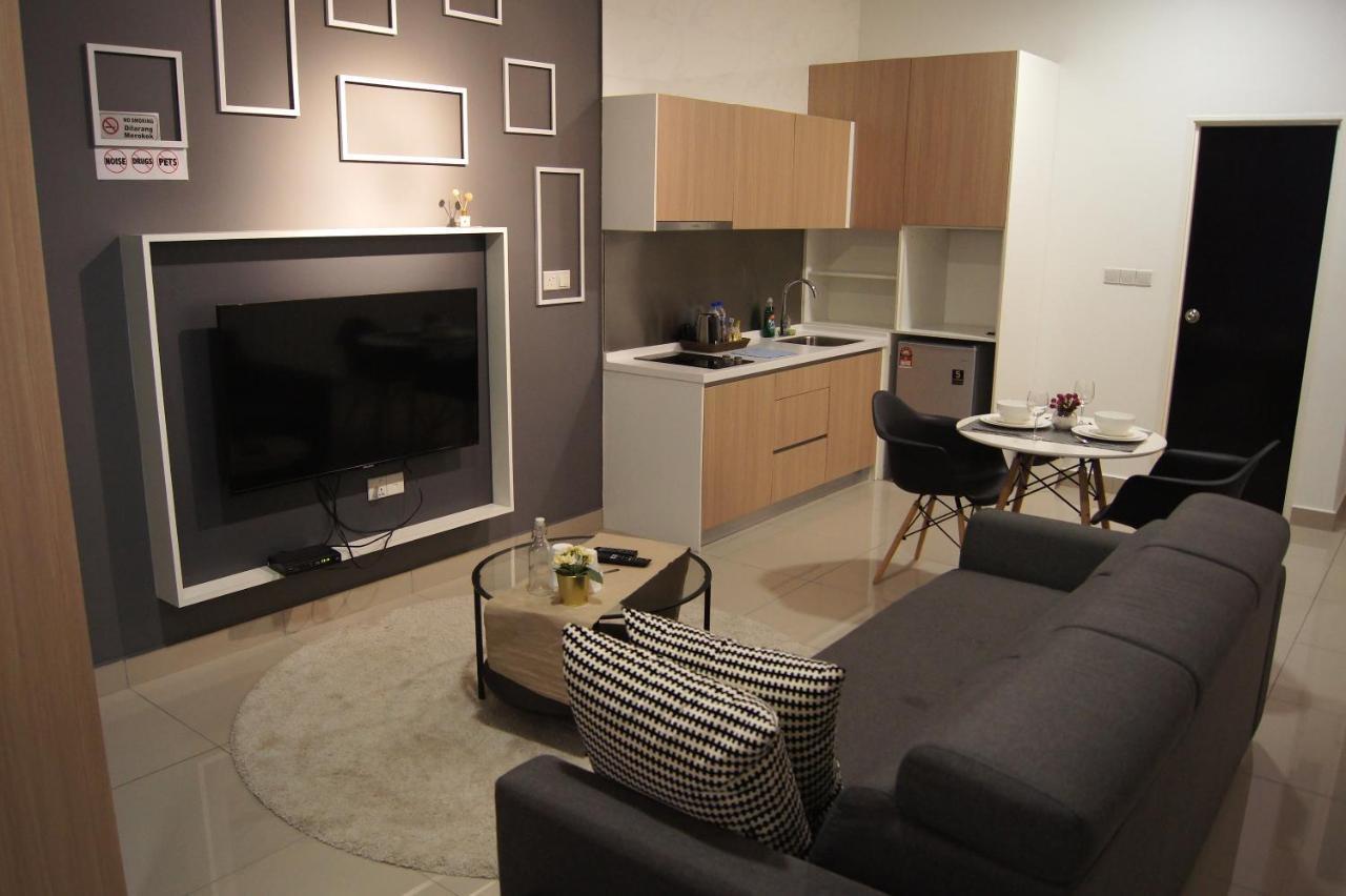 Twin Galaxy Suites By Iconic Bliss Джохор Бахру Екстериор снимка